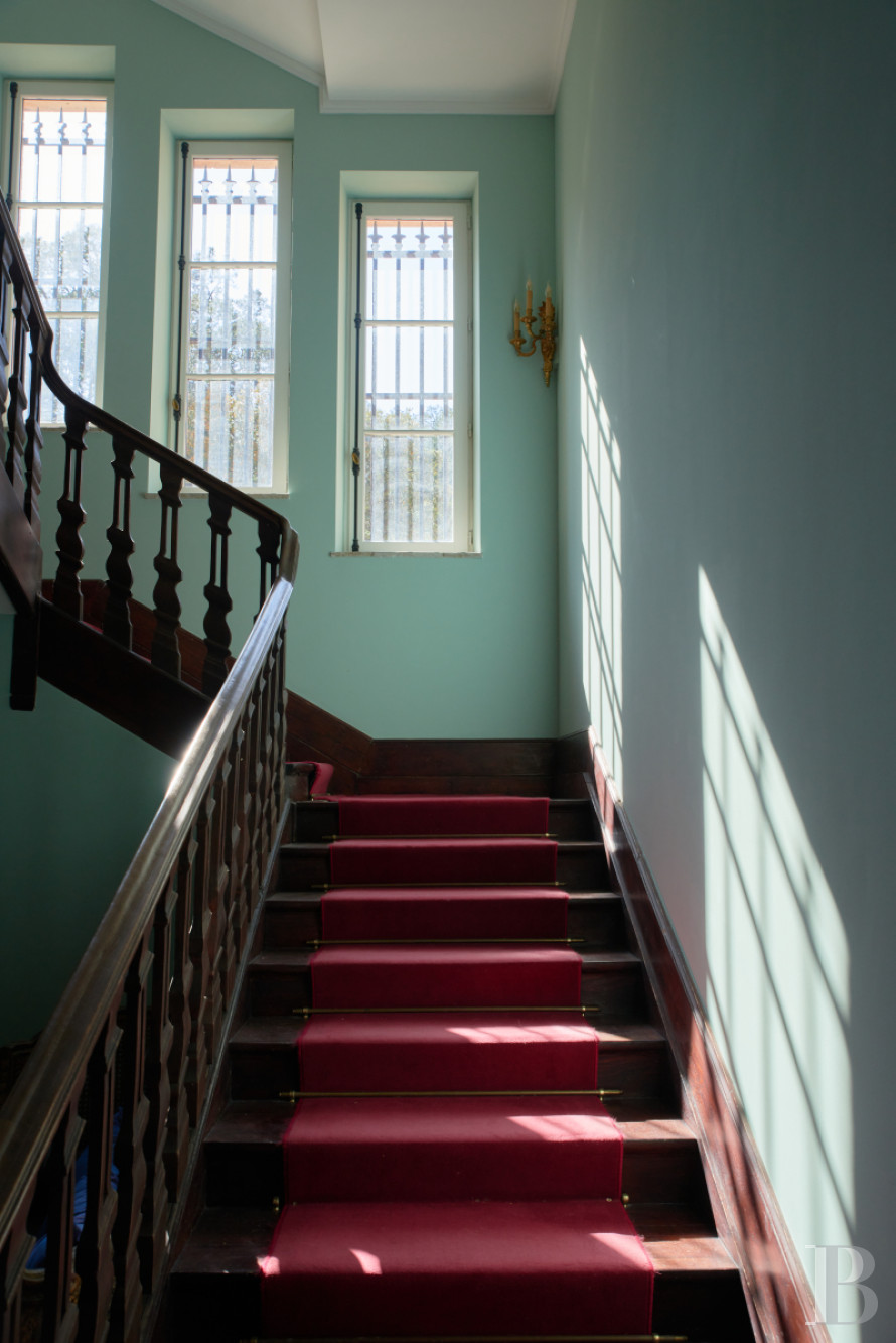 Dans le Var, sur la commune de Sainte-Maxime, une villa d’inspiration italienne dominant l’horizon jusqu’à la mer - photo  n°17